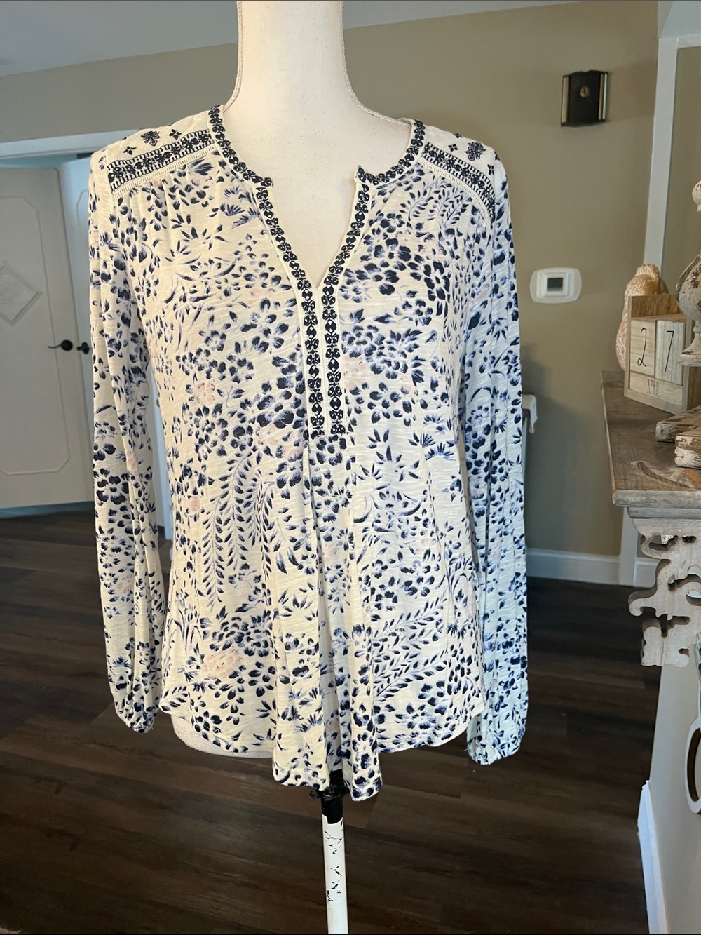 Lucky Brand White and Navy Floral-Print Long Sleeve V-Neck Top